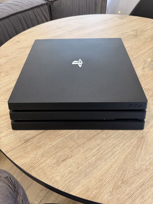 PlayStation 4 Pro 1TB + 3 джойстики + диски