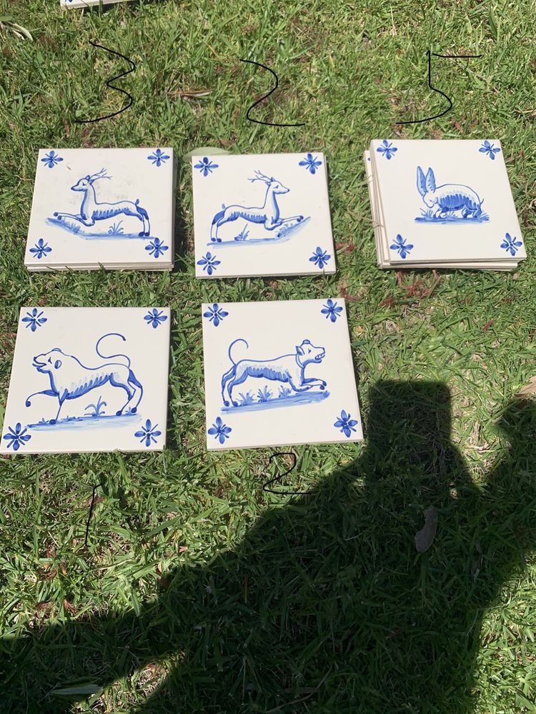Vários azulejos pintados à mão