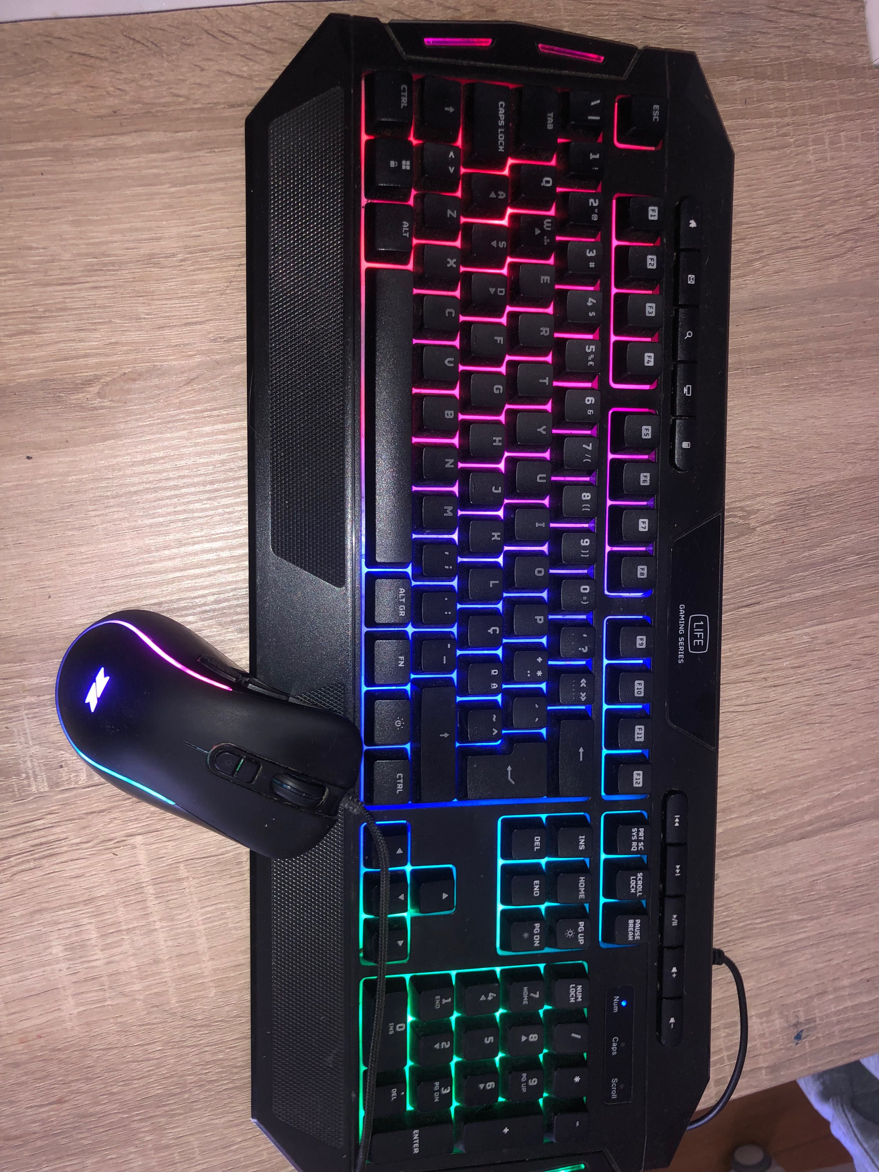 Teclado RGB Rainbow e rato de 6400 DPI RGB