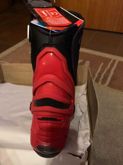 Botas novas para mota de pista