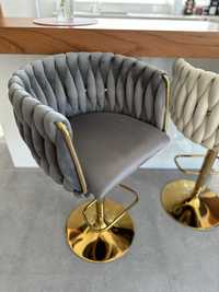 Krzesło barowe Hoker z przeplatanym oparciem złota nóżka glamour