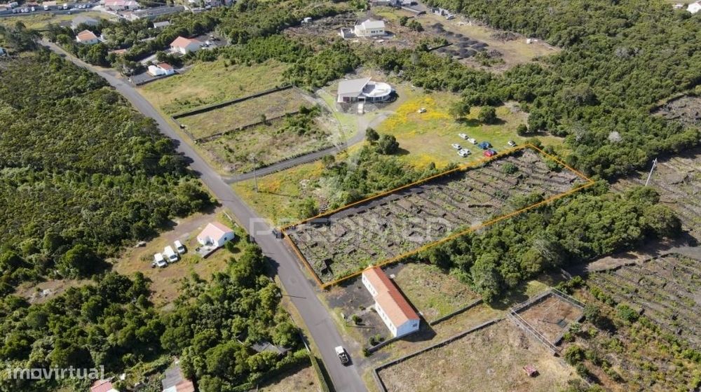 Terreno com viabilidade de construção nas Bandeiras