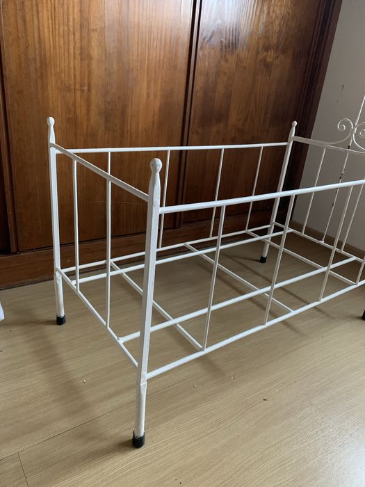Berço antigo em ferro pintado