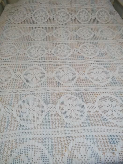 Colcha de renda feita á mão,sem ser usada,como nova.