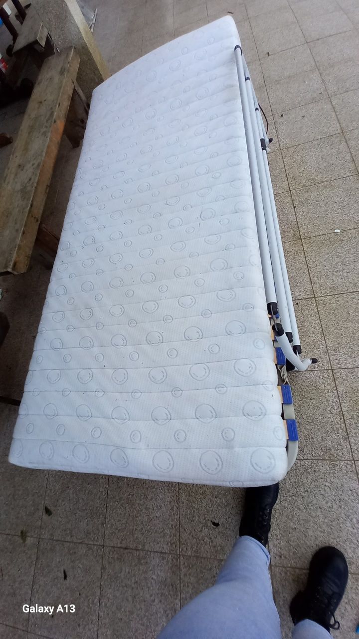 Cama articulada com colchão anti-escaras