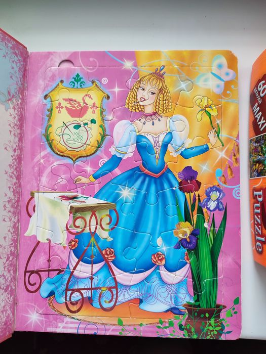 Набор пазлы книга шесть штук и один набор в коробке. Принцессы и Маша