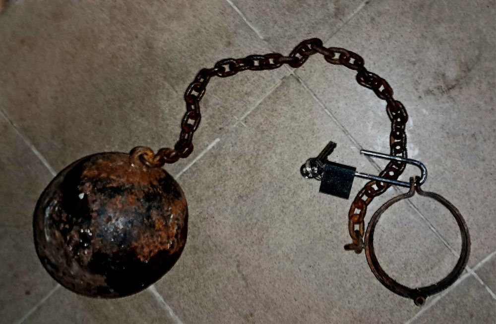 Kula więzienna z kładką  16 kg