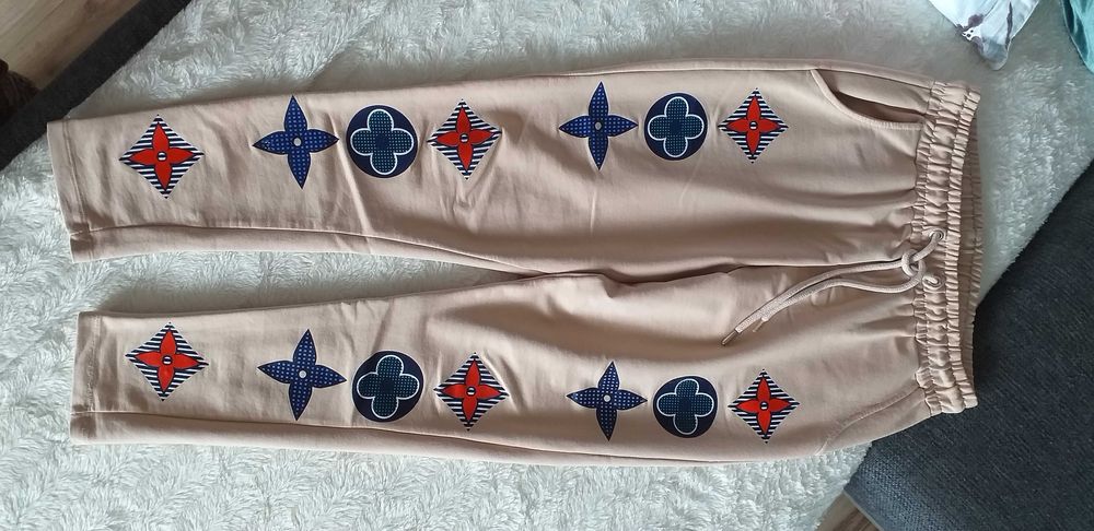 Spodnie dresowe w ciekawy kolorowy print