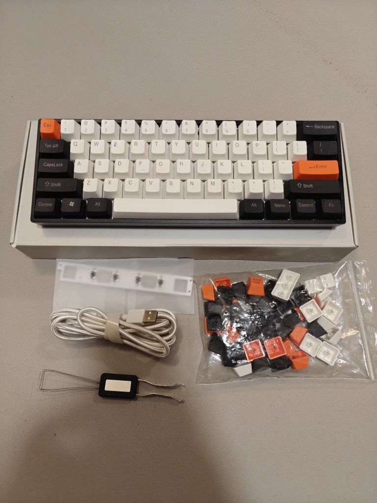 Teclado Mecânico (Barebone+Switches+Key caps)