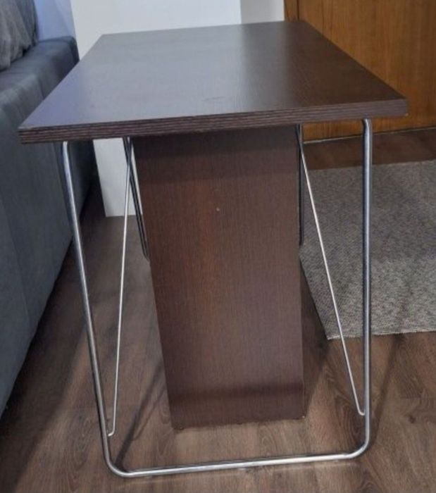 Vendo uma mesa castanha escuro