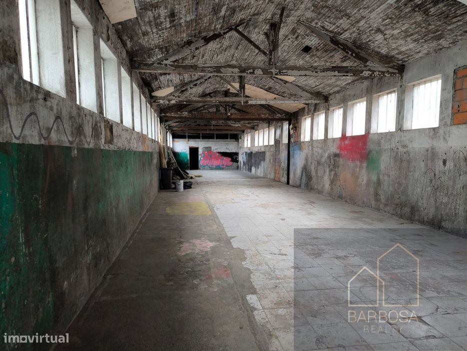 Armazém Ermesinde - 320m2 cobertos + 100m2 descobertos - zona Travagem