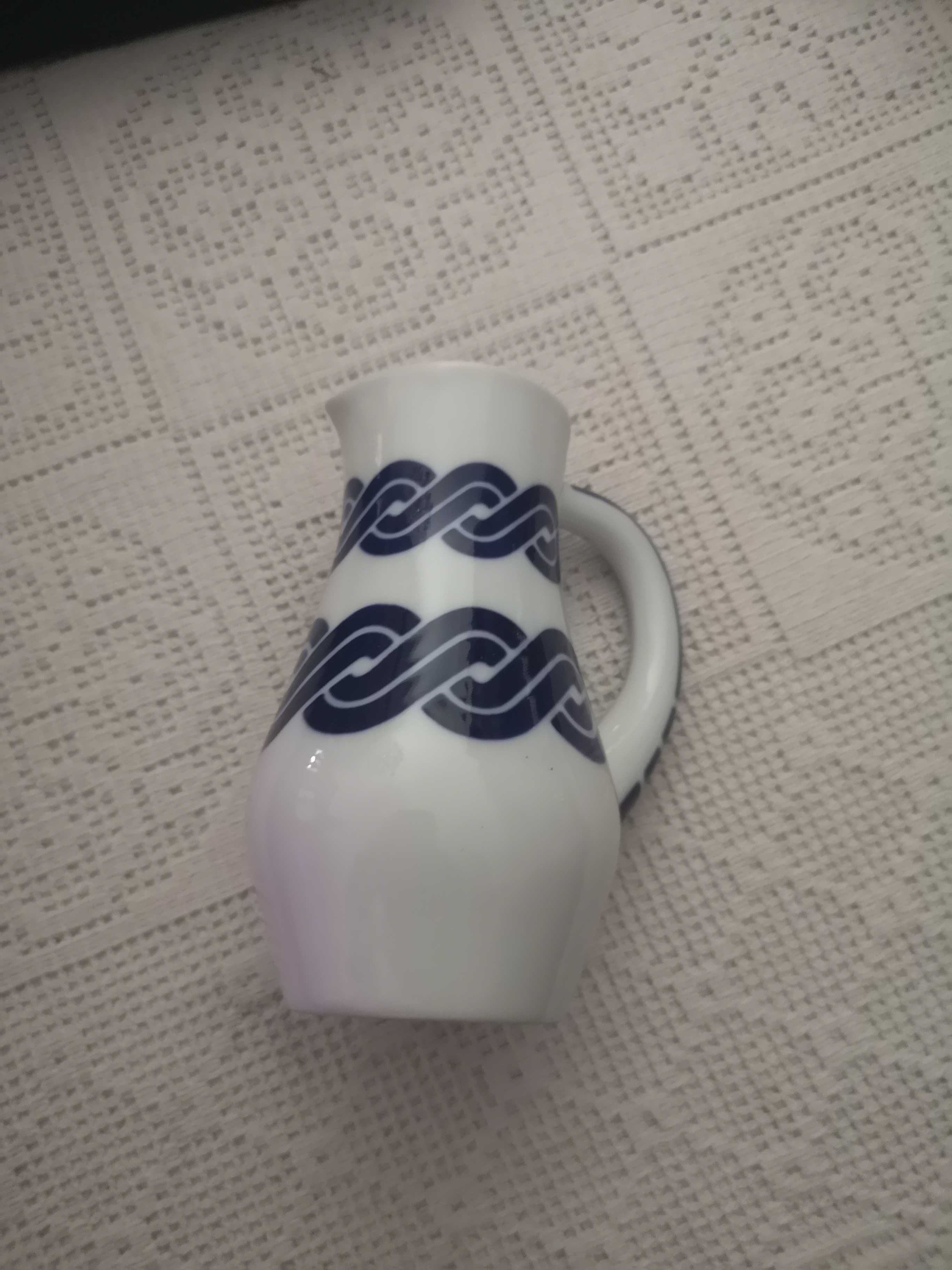 1jarro de vidro de sopro e 1 de porcelana