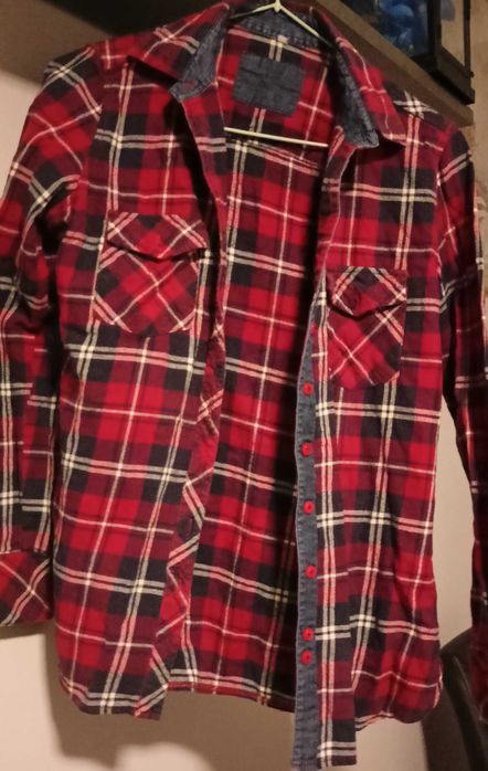 Czerwona damska koszula w kratkę z jeansowymi wstawkami
