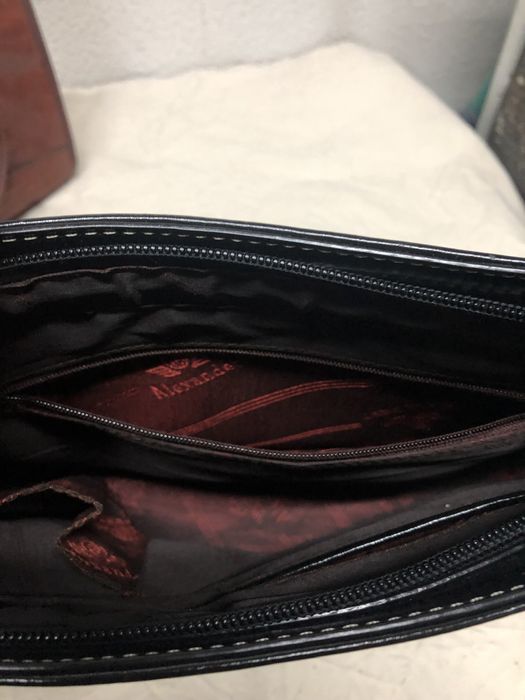 Vendo duas carteiras ,uma castanha outra preta