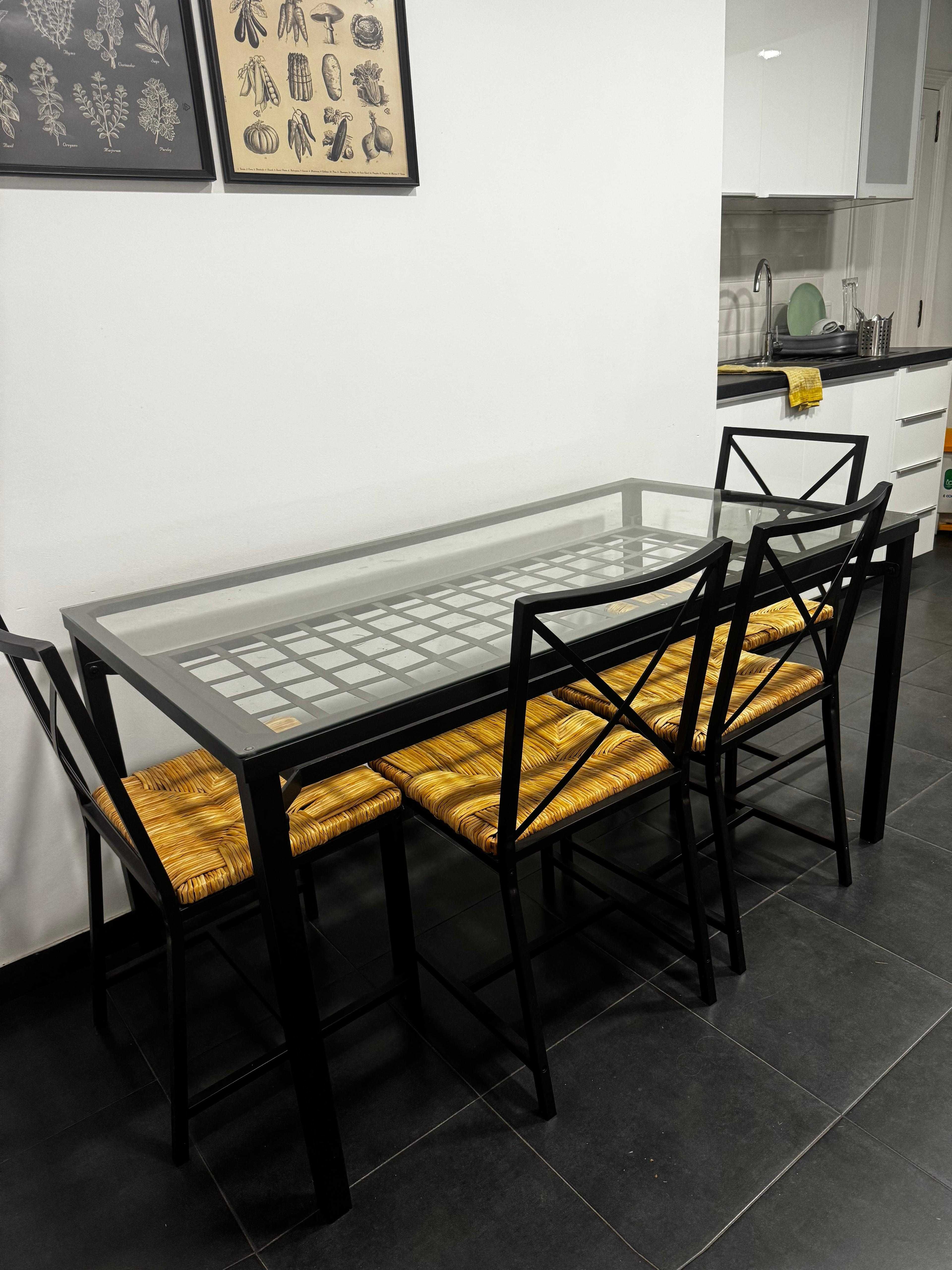 Mesa de cozinha com 4 cadeiras IKEA - BOM ESTADO