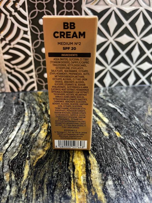 Krem BB nawilżający do twarzy  02 średni SPF 20. Deliplus