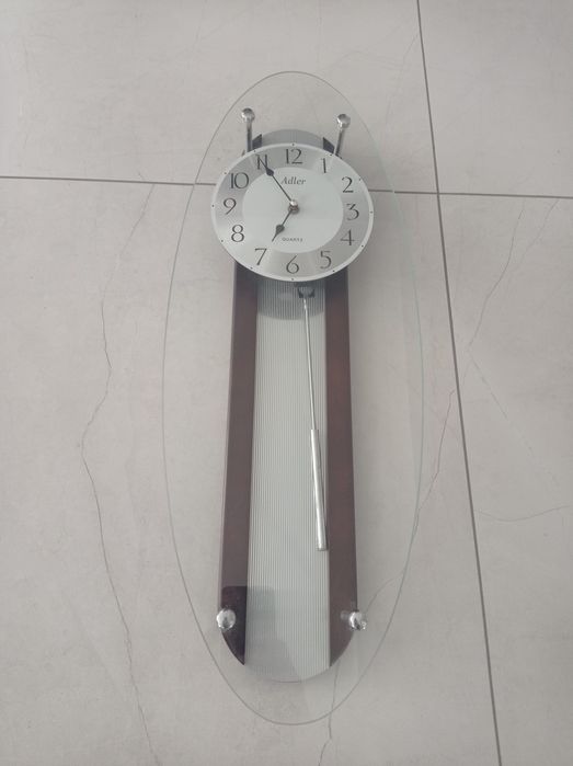 Zegar ścienny z wahadłem.
