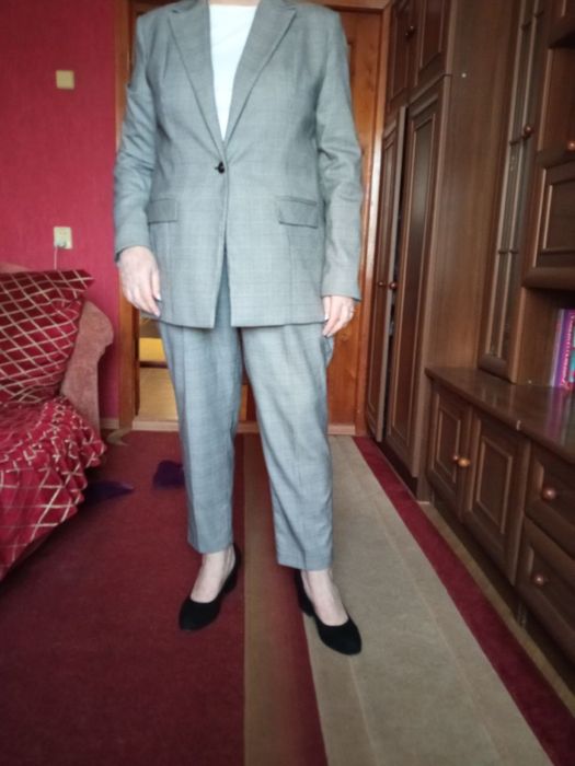 Жіночий брючний костюм
