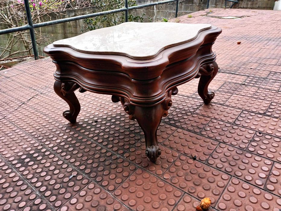 Mesa de sala estilo antigo