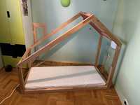 Drewniane łóżko dziecięce domek