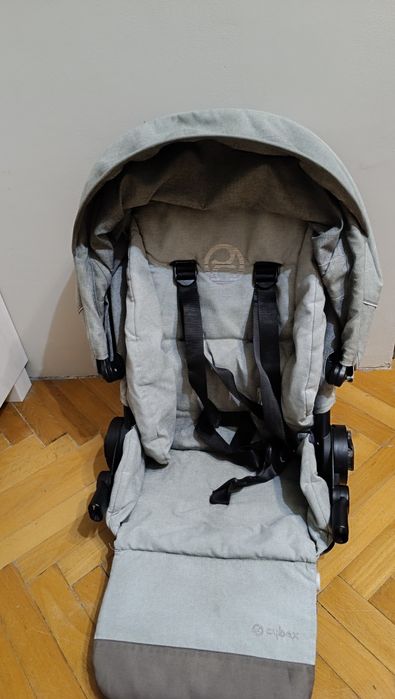 Siedzisko Cybex Balios S z wyblakłą tapicerką.