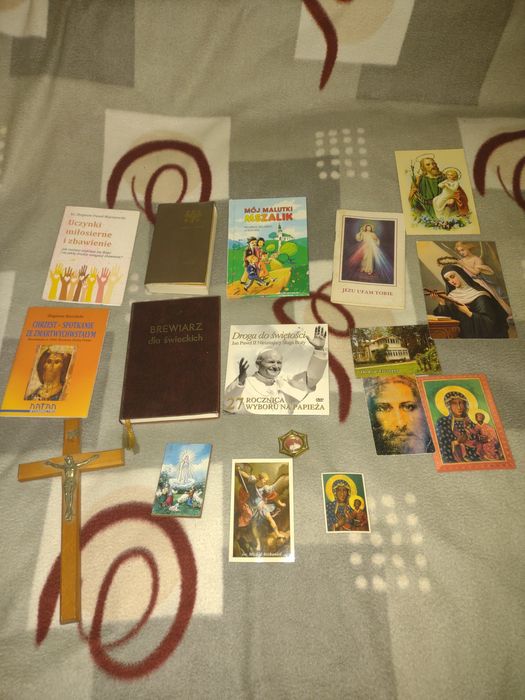 Dewocjonalia, książeczki, obrazki, krzyż