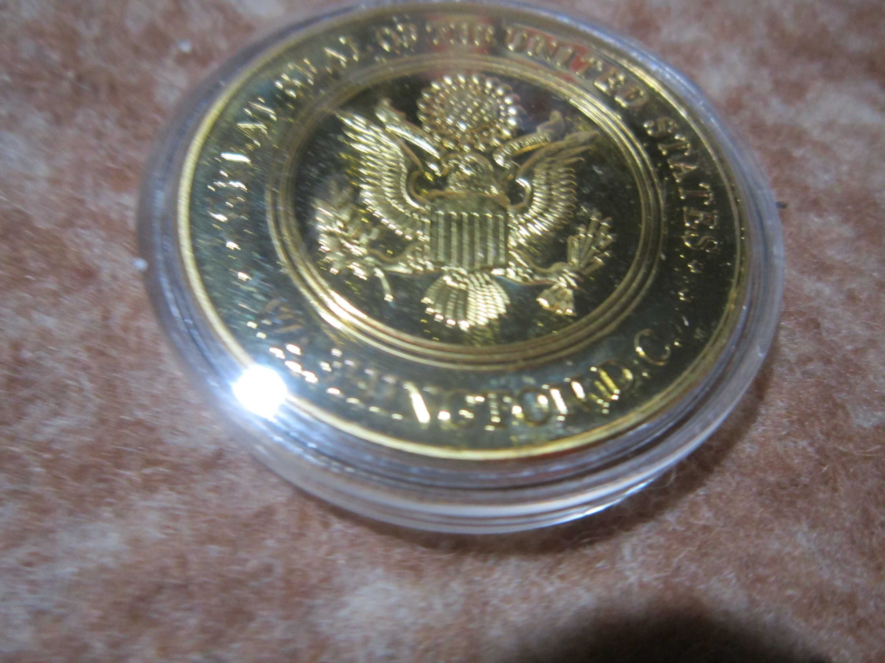Сувенирная золотая купюра 5 долларов США и другое