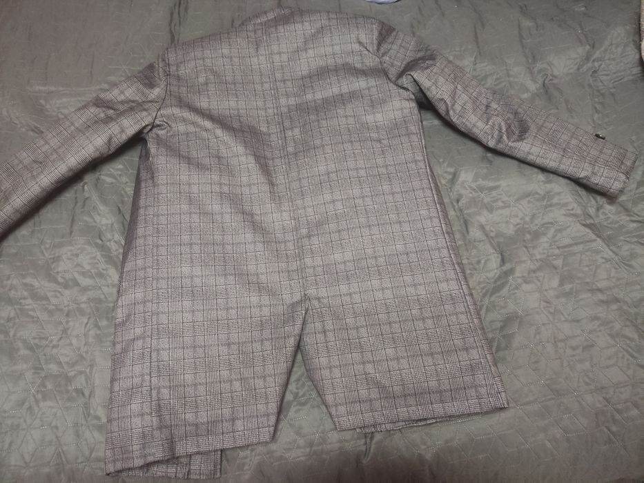 Продам чоловіче сіре пальто в клітинку від бренду Zara.
