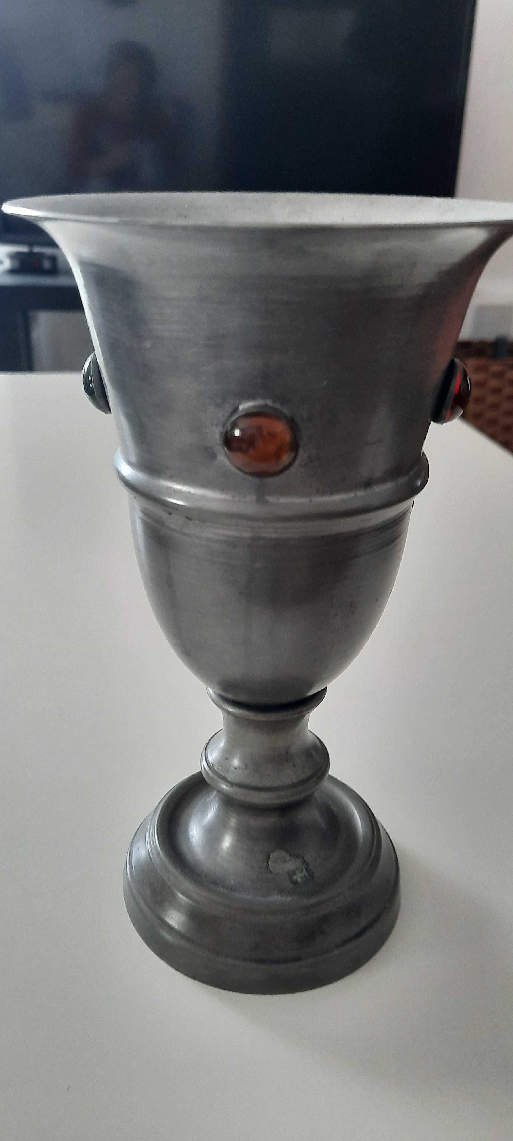 Taça antiga em estanho