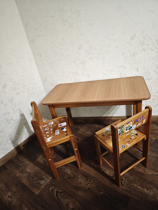 Стіл дитячий зі стільцями