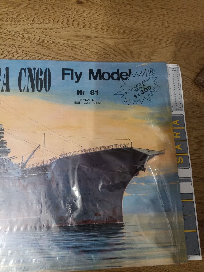 Saratoga fly model model.kartonowy