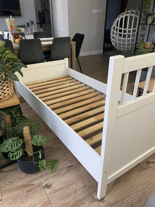 białe łóżko jednoosobowe