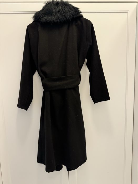 Czarny płaszcz XS Sheila ze sztucznym futrem