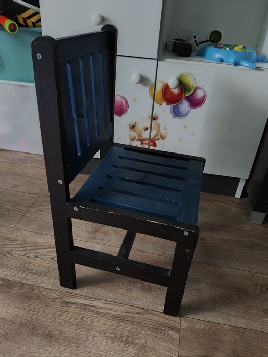 Drewniany stolik z krzesełkiem do odnowienia.