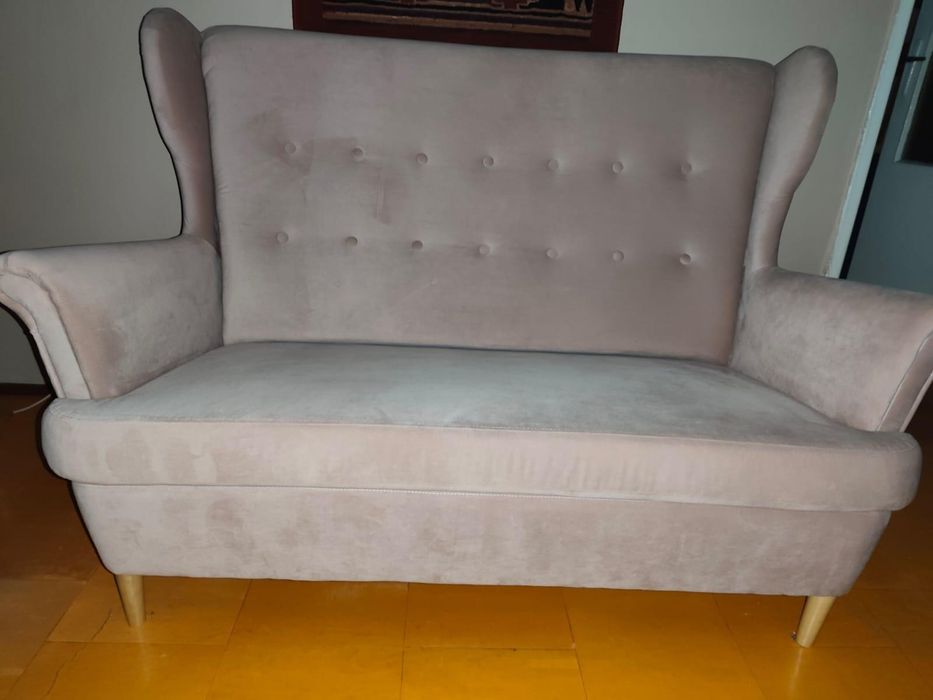 Nowa sofa typu uszak
