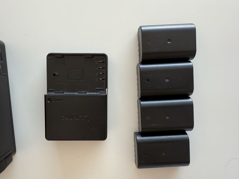 Lumix GH5 + Cage Small Rig + 4 Baterias