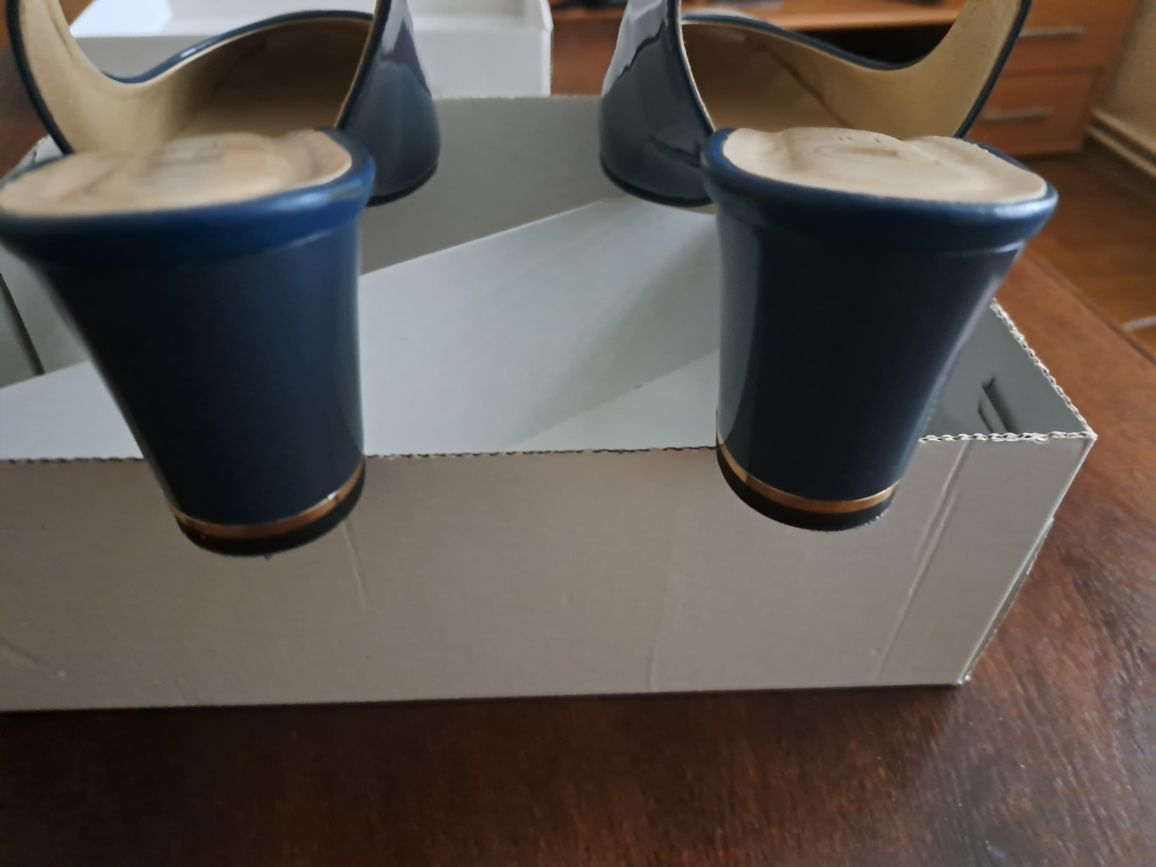 Buty z odkrytą piętą firmy Anis