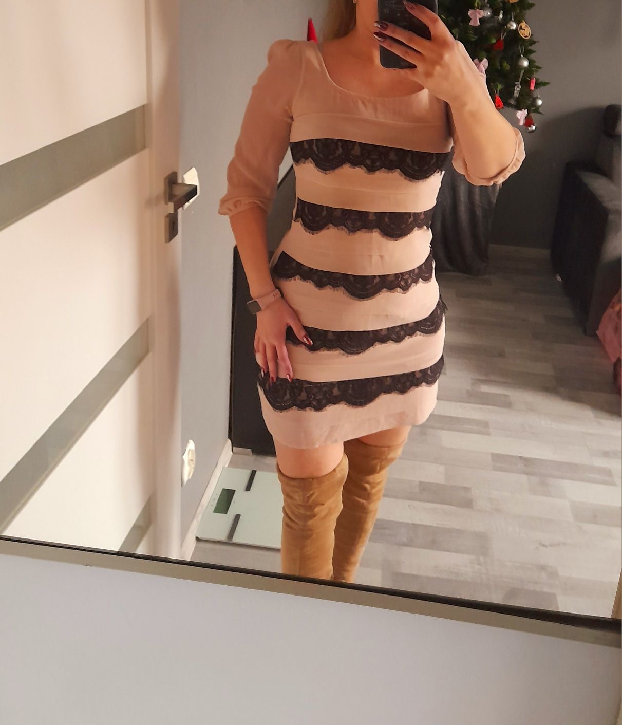 Sukienka nude koronka Koronkowa lipsy Londyn pudrowy róż Puder plisy