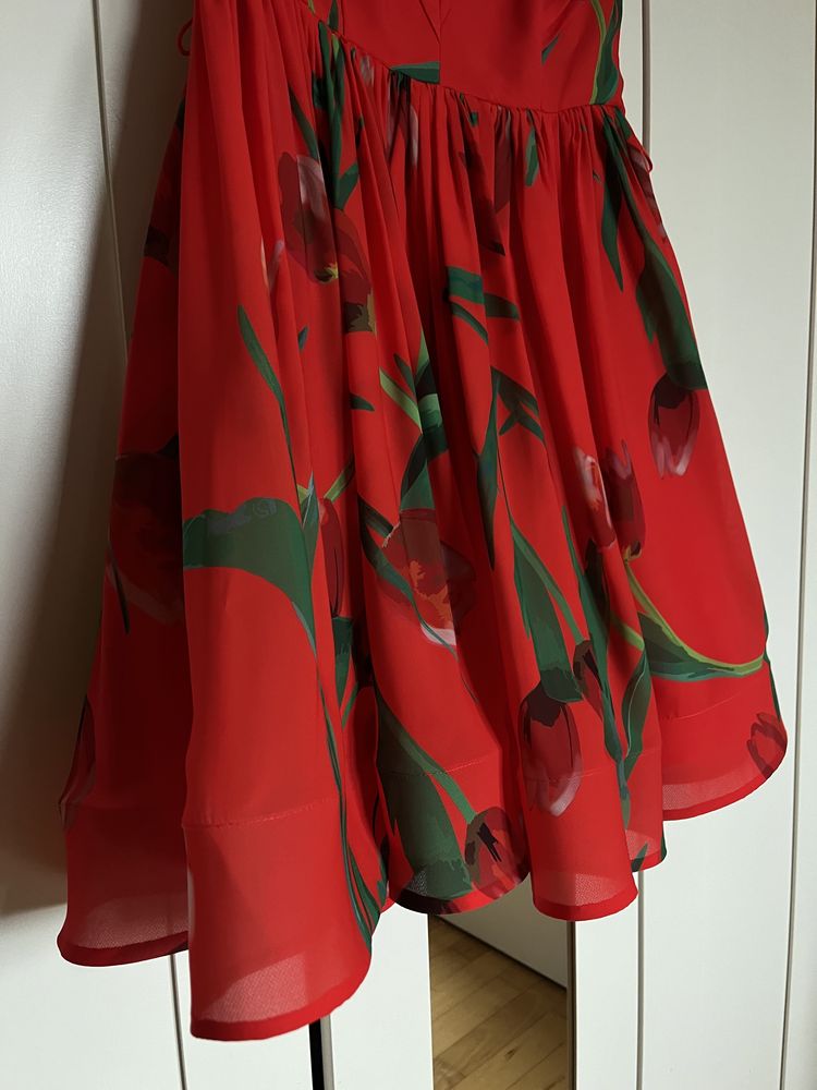 Sukienka czerwona w kwiaty Motive & More krótka na ramiączkach suknia