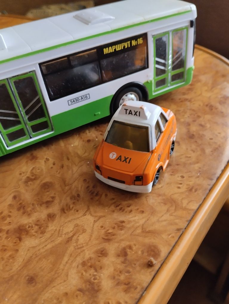 Троллейбус и такси