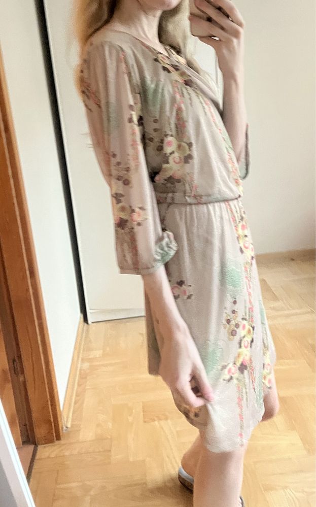 Sukienka M we wzór beżowa elegancka wizytowa