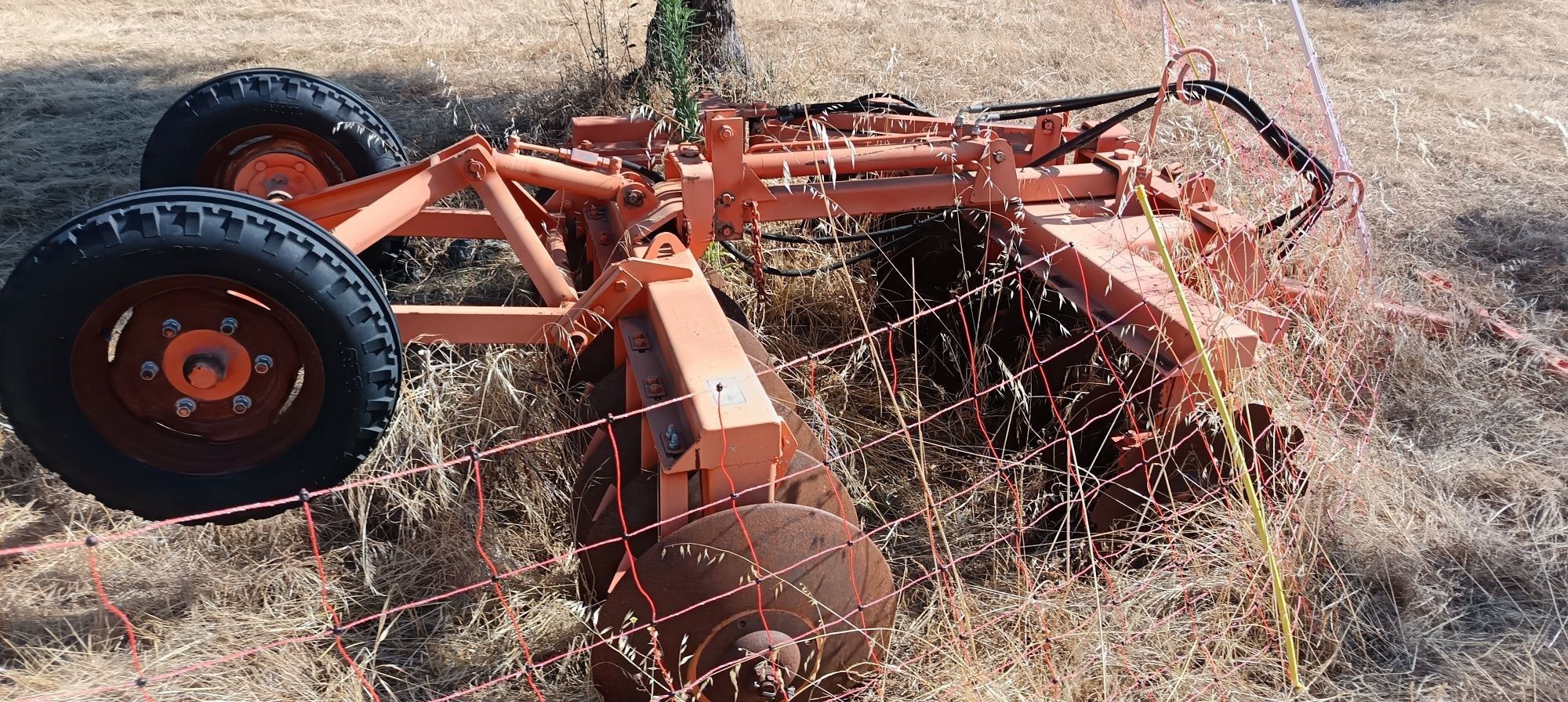 Trator John Deere com Alfaias Agrícolas
