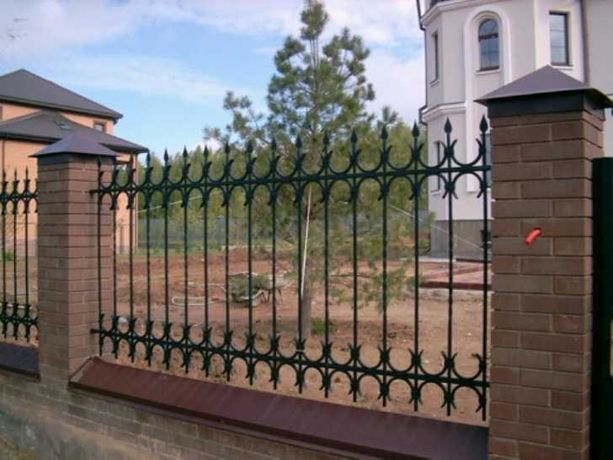 Искусный забор для домов и пристроек