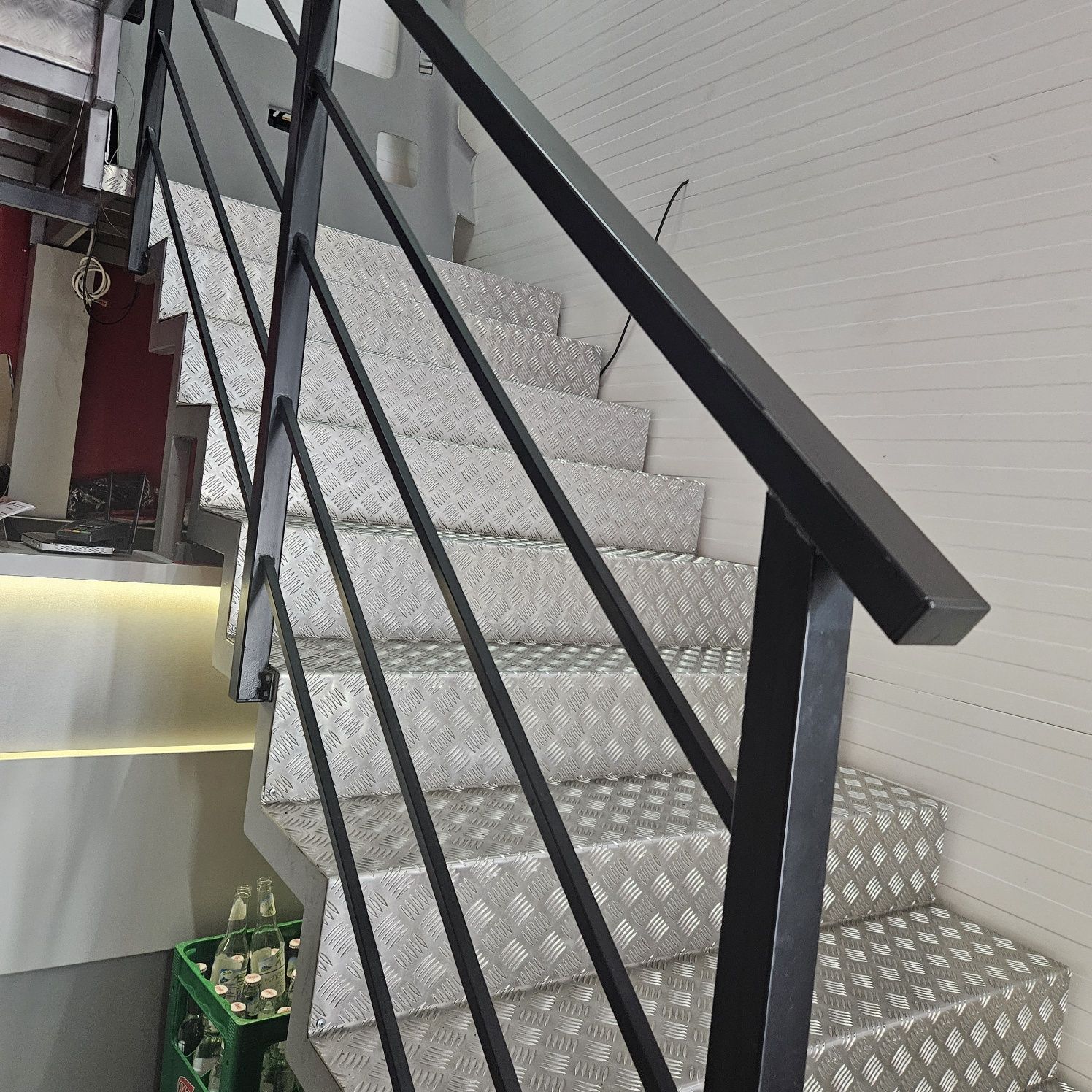 Schody konstrukcja wysokość 4.3 m z zabiegiem  stopnie aluminiowe