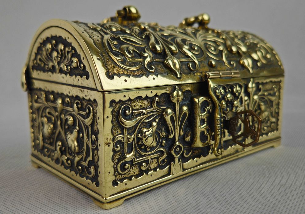 Piękna stylowa mosiężna szkatułka w kształcie kufra z Francji