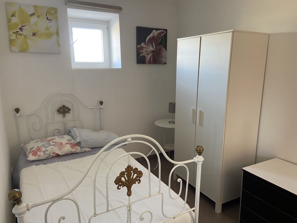 Quarto aluga-se.