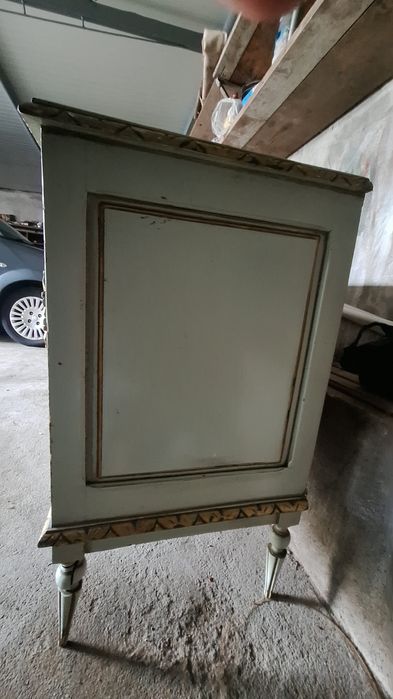 Cómoda Anos 80. Precisa restauro.  1 perna quebrada.