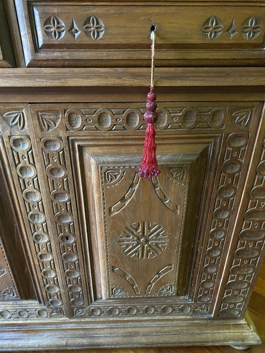 Movel em madeira maciça trabalhada