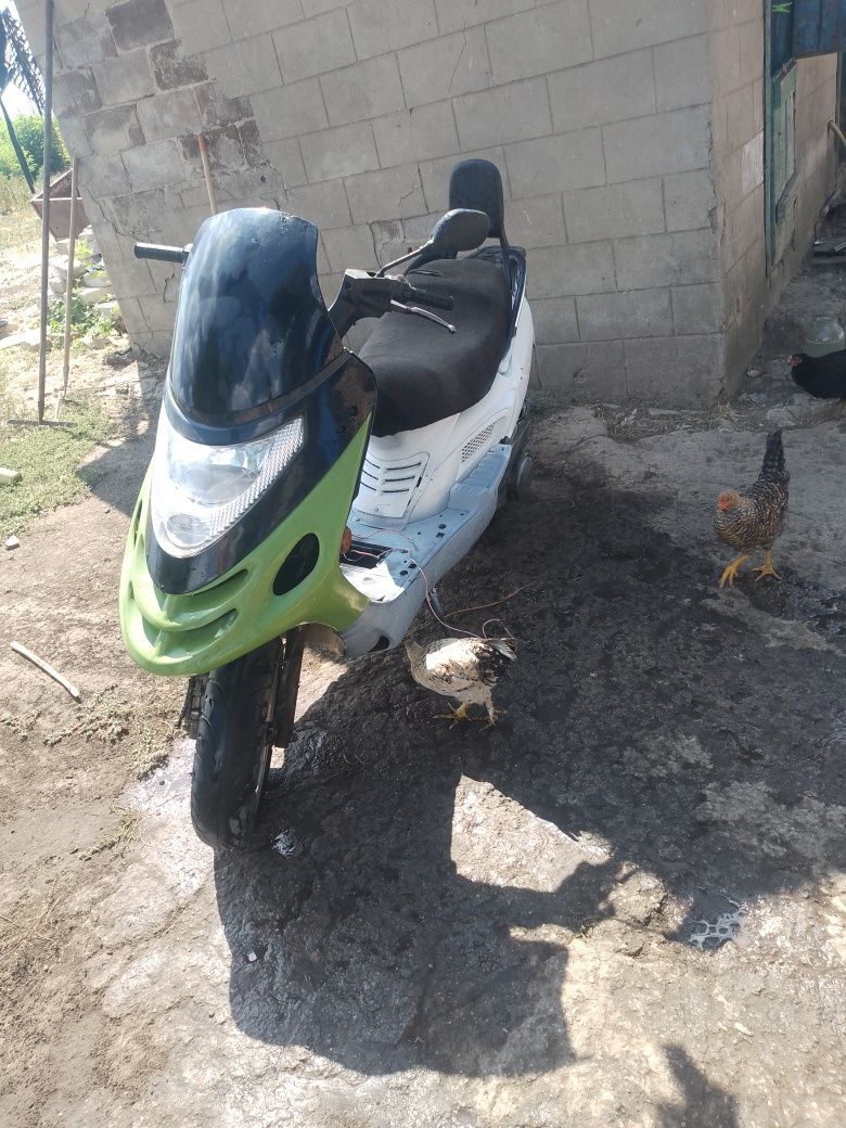 Продам  скутер на ходу