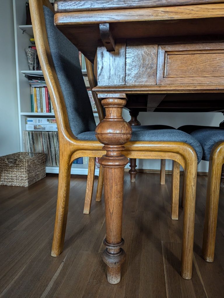 Stół dębowy w stylu eklektycznym